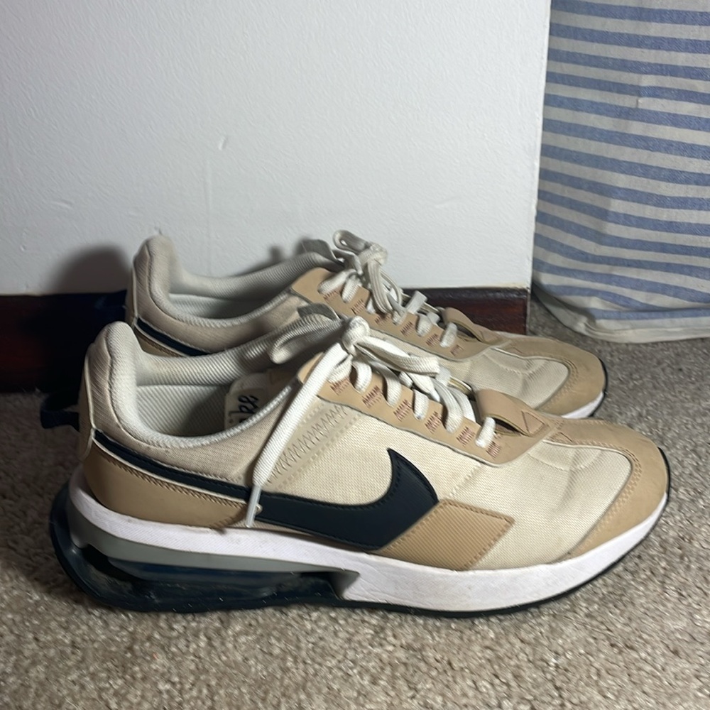 Nike Women’s 9.5 Air Max Pre Day
